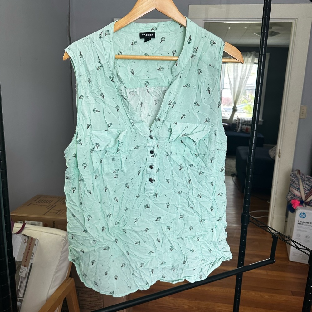 Torrid sleeveless chiffon tank top | size 3 | ice cream cone design